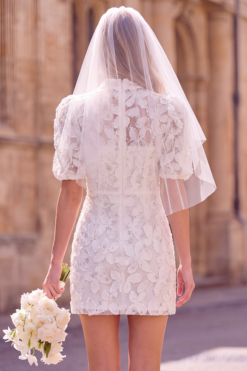 Robe de mariée courte fourreau blanche à col montant, manches bouffantes et motif floral pour fugue amoureuse