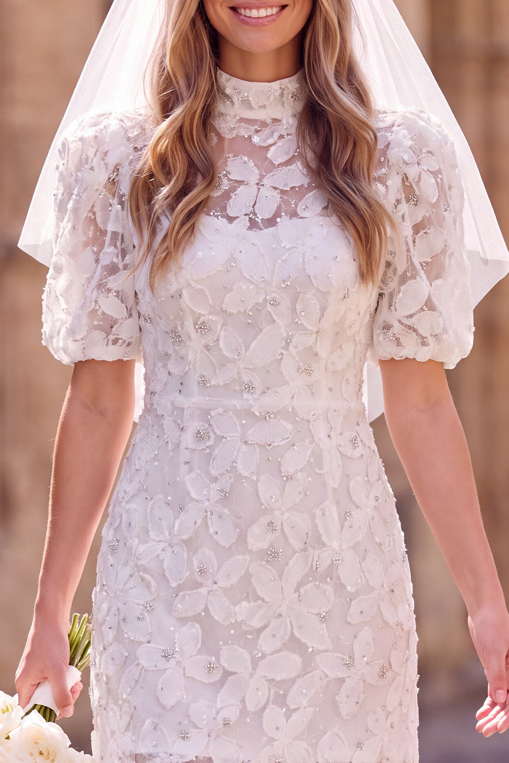 Robe de mariée courte fourreau blanche à col montant, manches bouffantes et motif floral pour fugue amoureuse