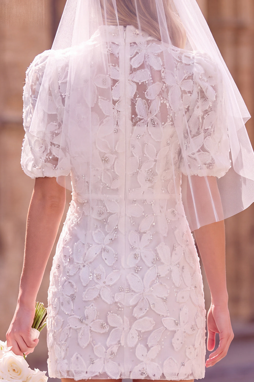 Robe de mariée courte fourreau blanche à col montant, manches bouffantes et motif floral pour fugue amoureuse