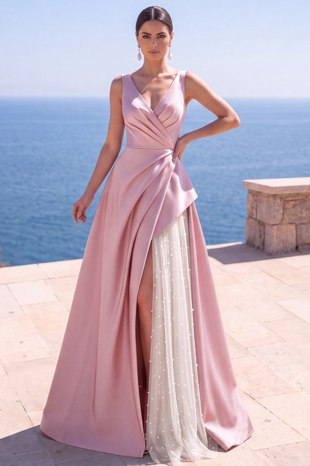 Robe de soirée longue rose coupe trapèze avec fente, ornée de perles et de fronces