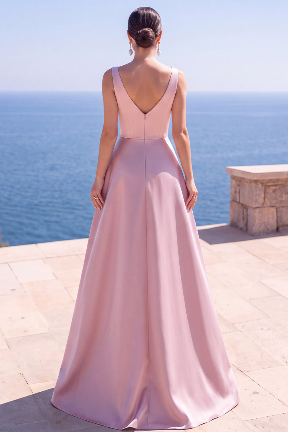Robe de soirée longue rose coupe trapèze avec fente, ornée de perles et de fronces