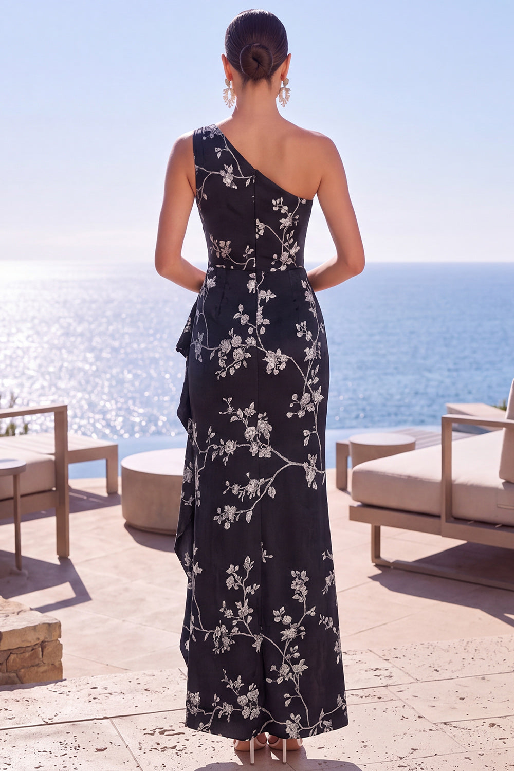 Robe longue de cérémonie fourreau froncé en jacquard floral bleu à une épaule avec fente