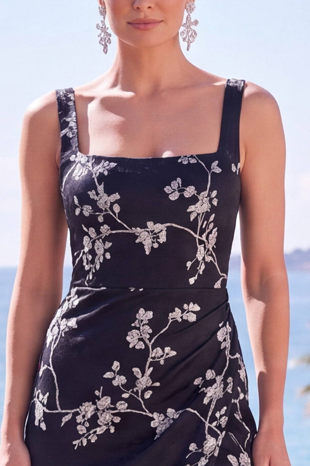 Robe de soirée longue fourreau bleue à fleurs jacquard, col carré et fente