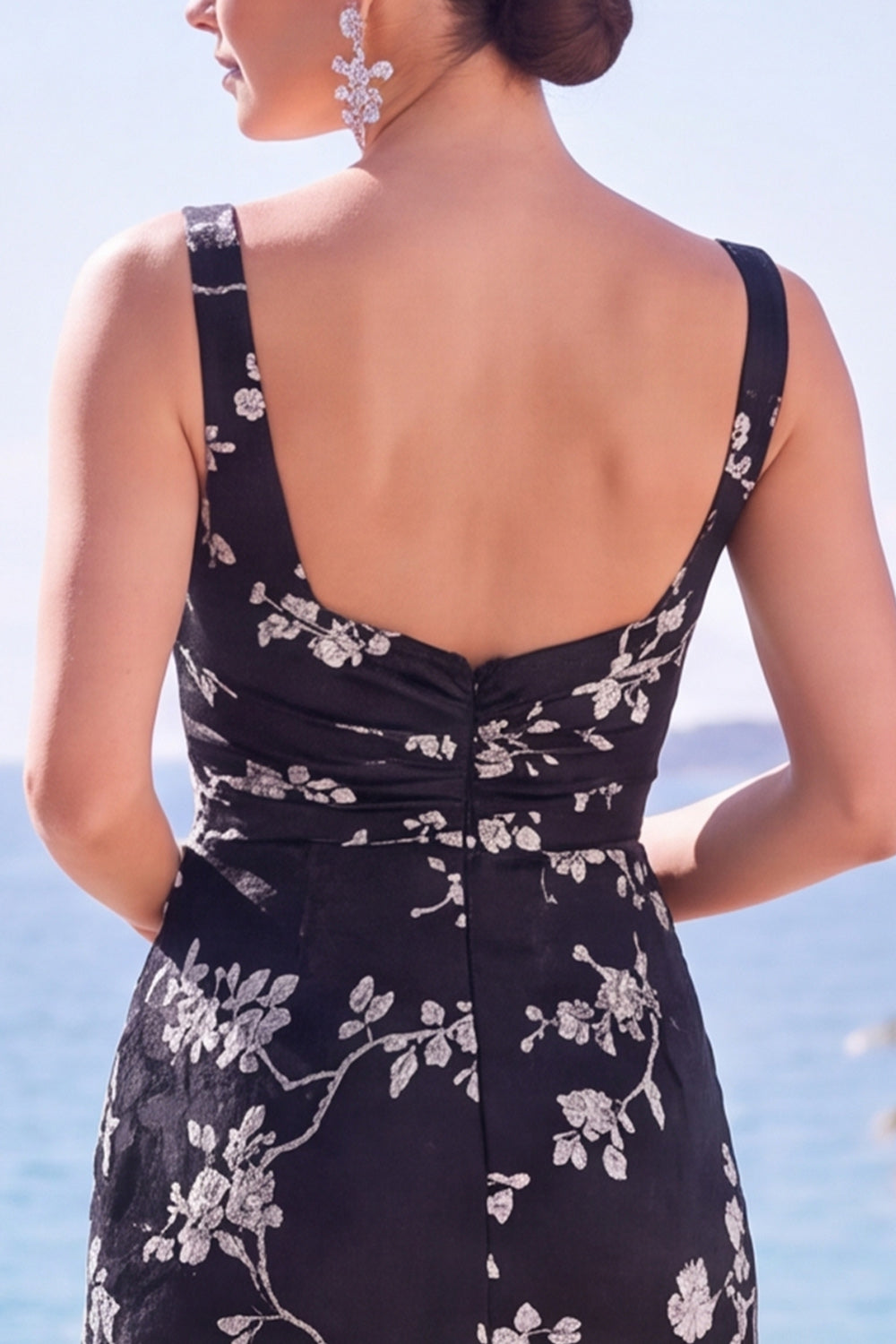 Robe de soirée longue fourreau bleue à fleurs jacquard, col carré et fente
