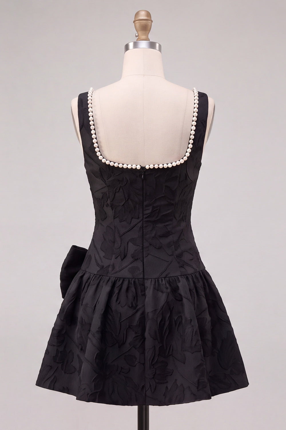 Robe de cocktail courte noire trapèze en jacquard floral avec perles et nœud