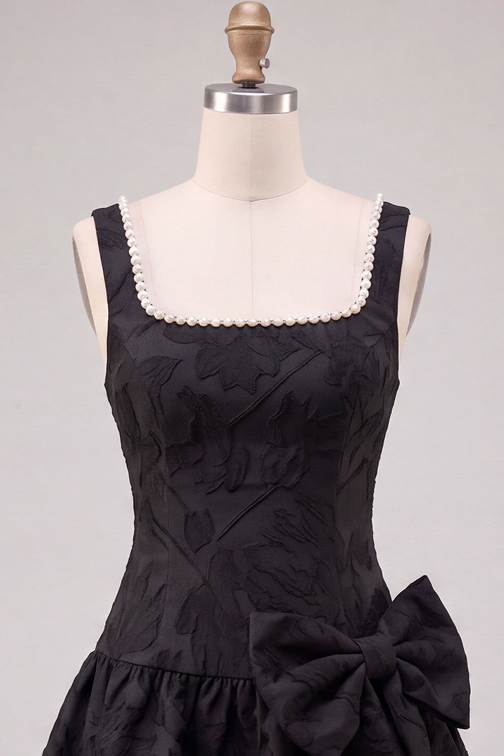 Robe de cocktail courte noire trapèze en jacquard floral avec perles et nœud
