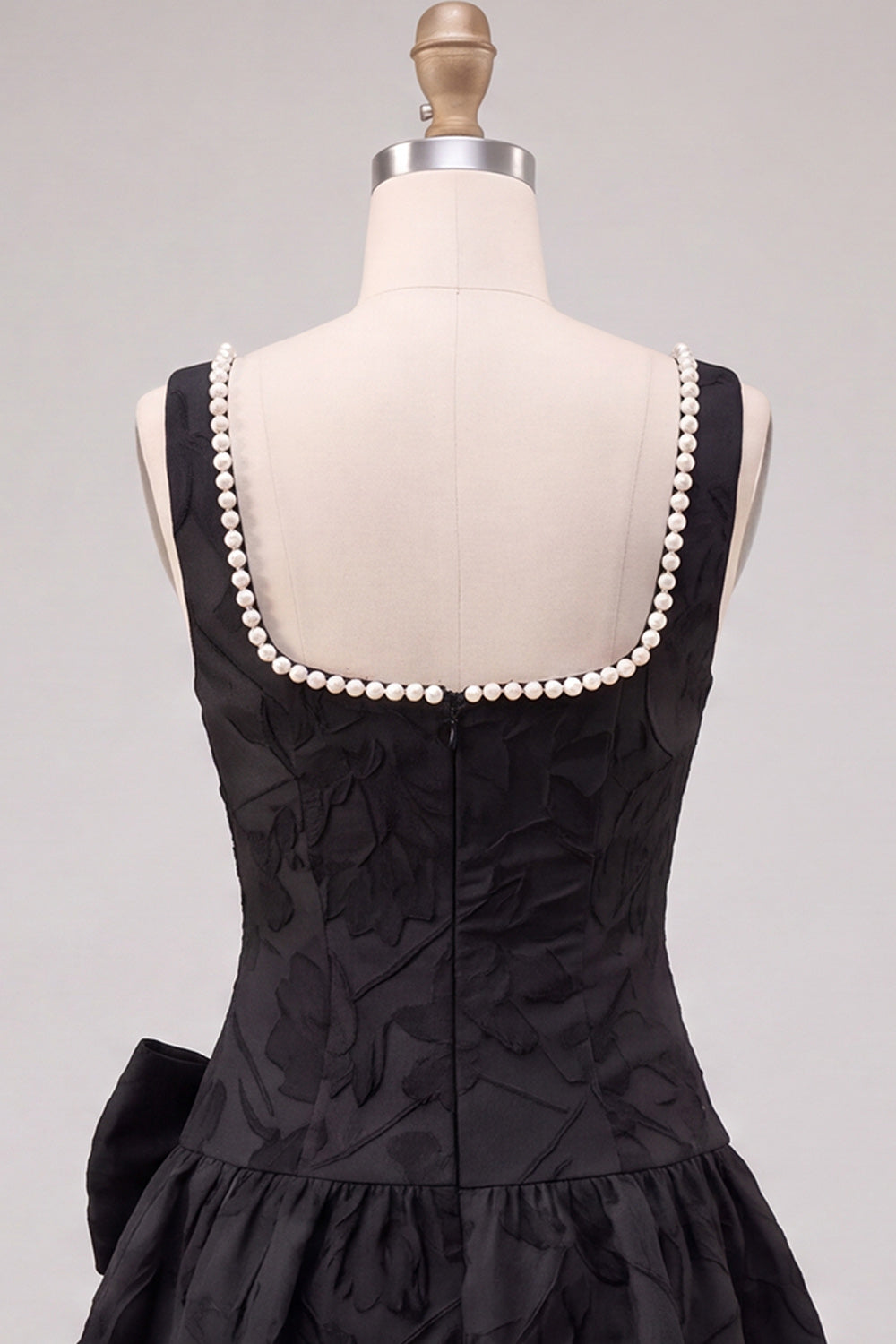 Robe de cocktail courte noire trapèze en jacquard floral avec perles et nœud