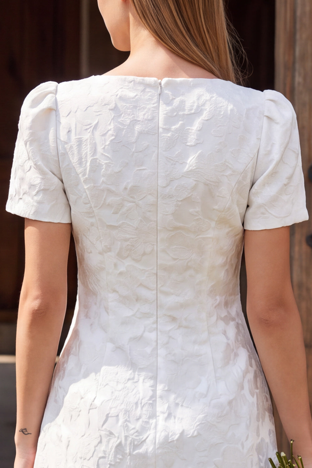 Vestido de novia corto jacquard bodycon con cuello barco marfil