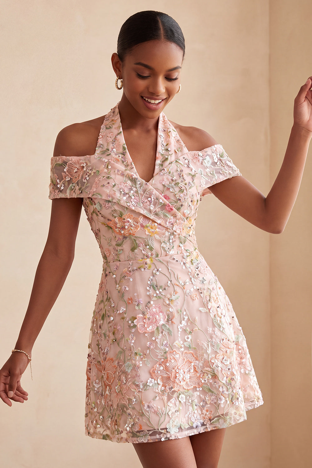 Vestido corto de regreso a casa con cuello halter, hombros descubiertos, lentejuelas y bordado floral