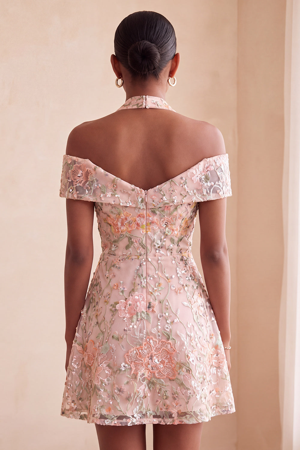 Vestido corto de regreso a casa con cuello halter, hombros descubiertos, lentejuelas y bordado floral