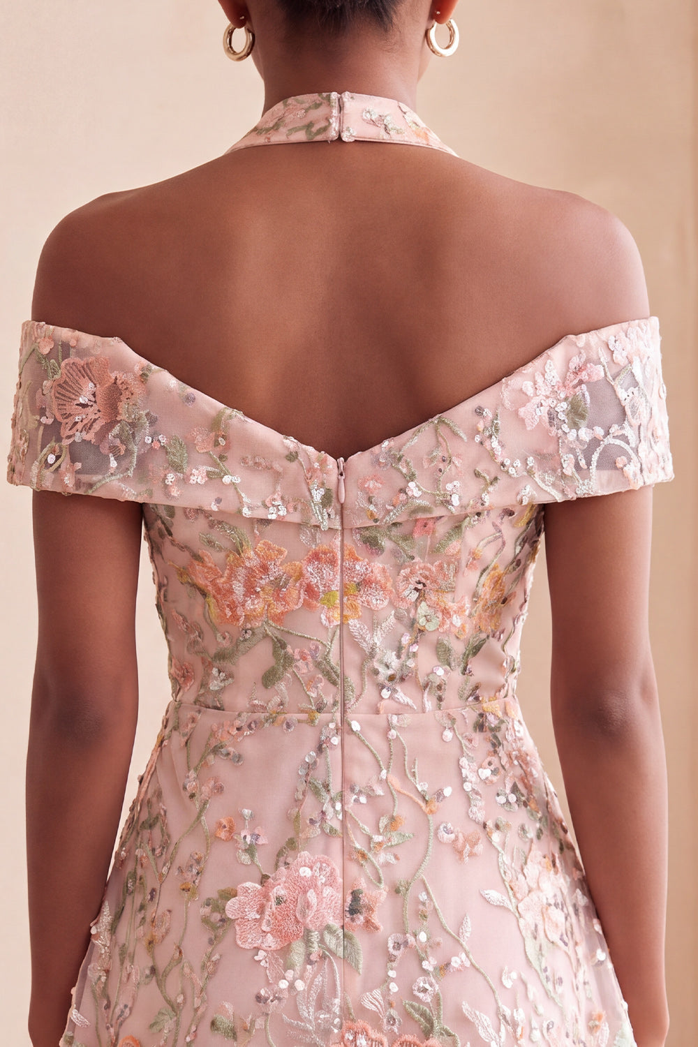 Vestido corto de regreso a casa con cuello halter, hombros descubiertos, lentejuelas y bordado floral