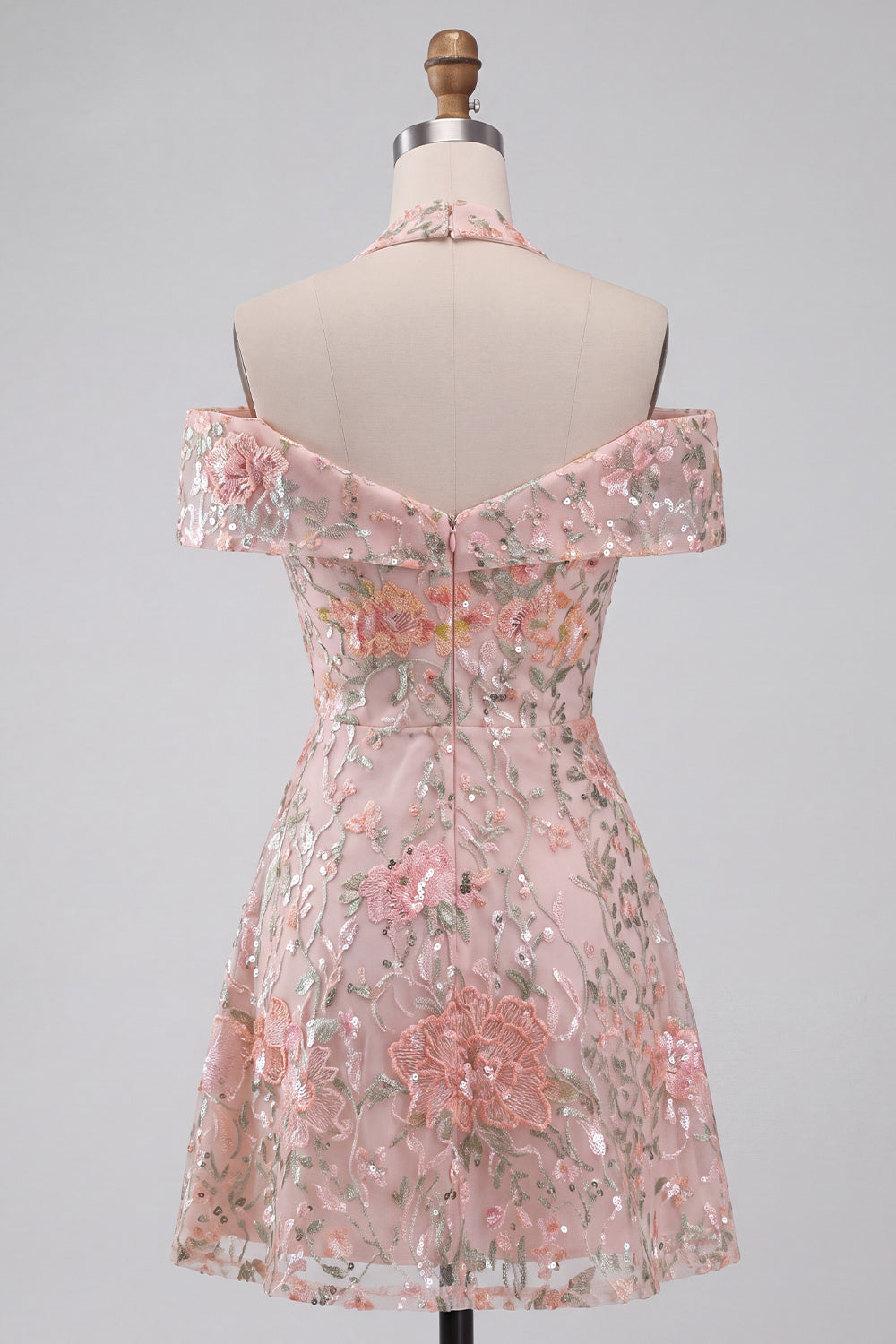 Vestido corto de regreso a casa con cuello halter, hombros descubiertos, lentejuelas y bordado floral