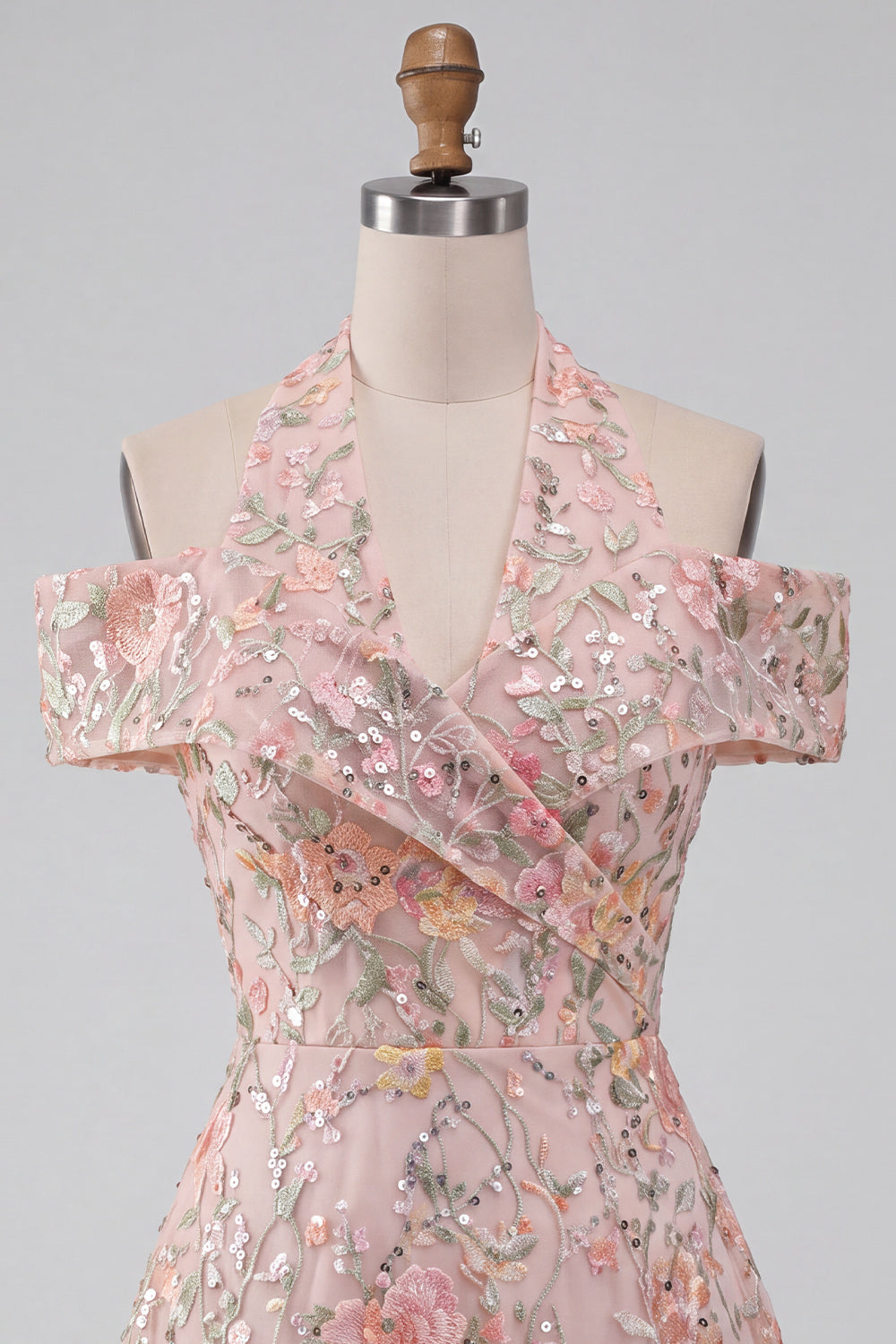 Vestido corto de regreso a casa con cuello halter, hombros descubiertos, lentejuelas y bordado floral