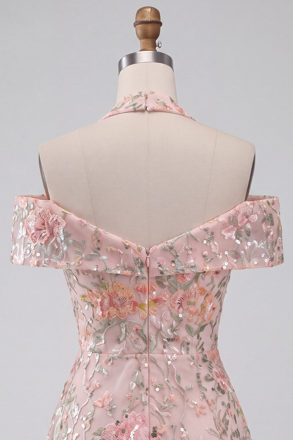 Vestido corto de regreso a casa con cuello halter, hombros descubiertos, lentejuelas y bordado floral