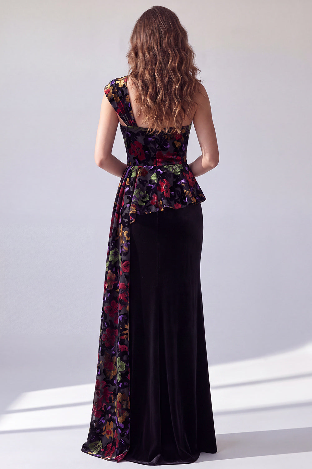 Robe de soirée longue asymétrique noire à imprimé floral en velours fourreau