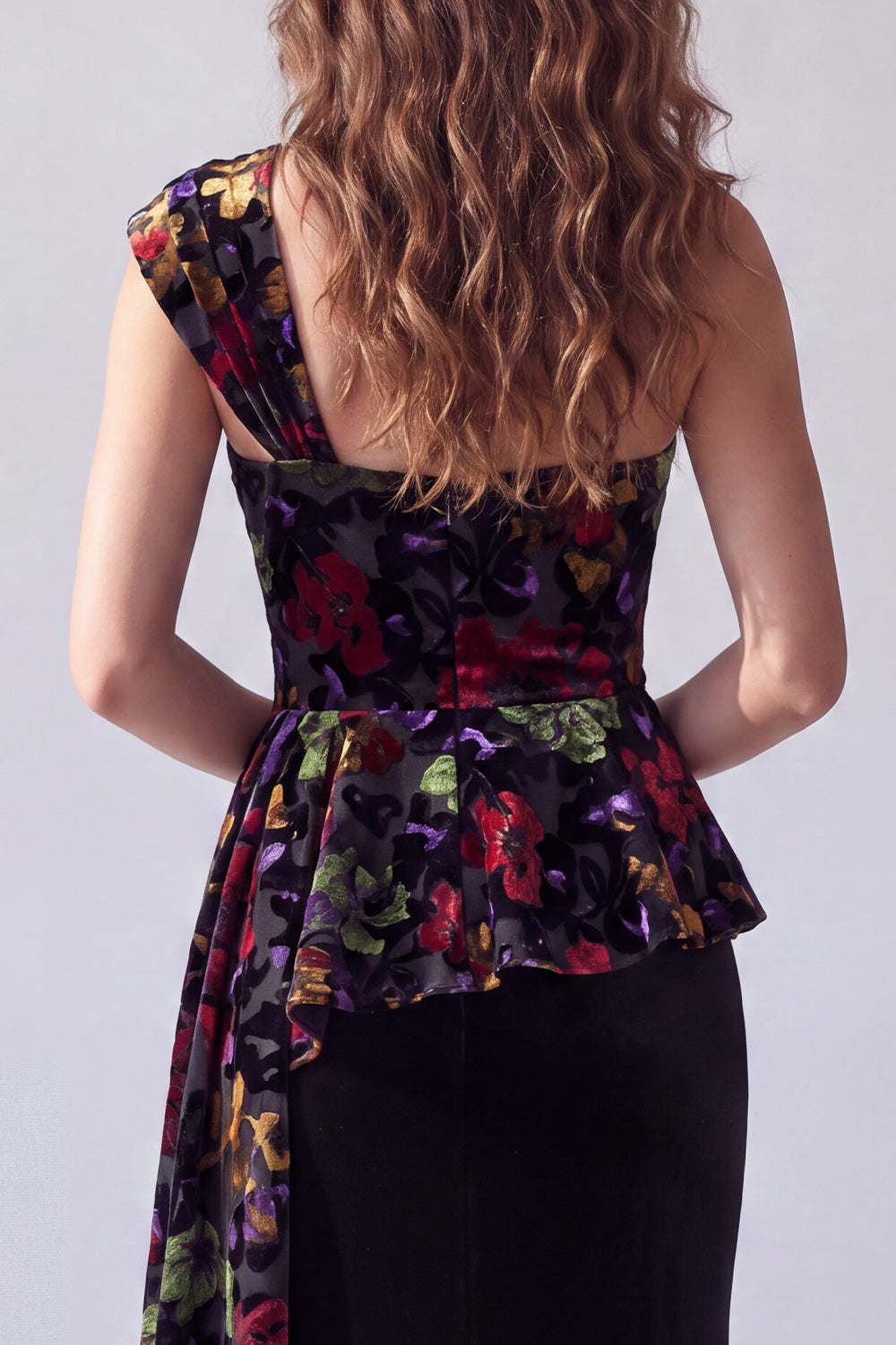 Robe de soirée longue asymétrique noire à imprimé floral en velours fourreau