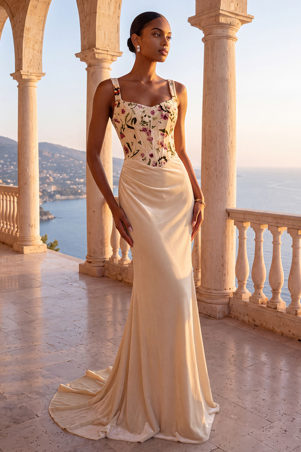 Robe de soirée longue sirène en satin plissé avec corset floral et traîne balayée