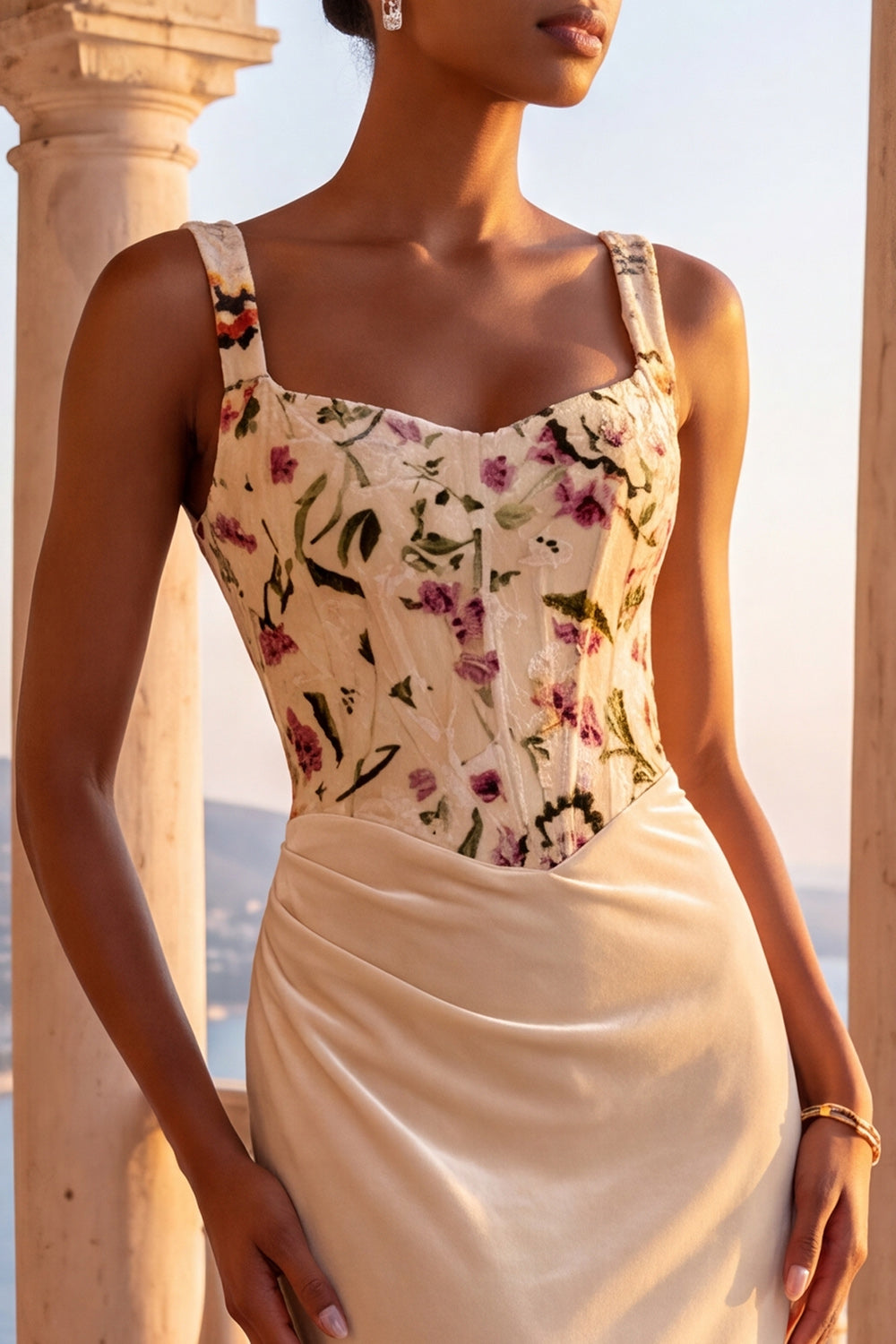 Robe de soirée longue sirène en satin plissé avec corset floral et traîne balayée