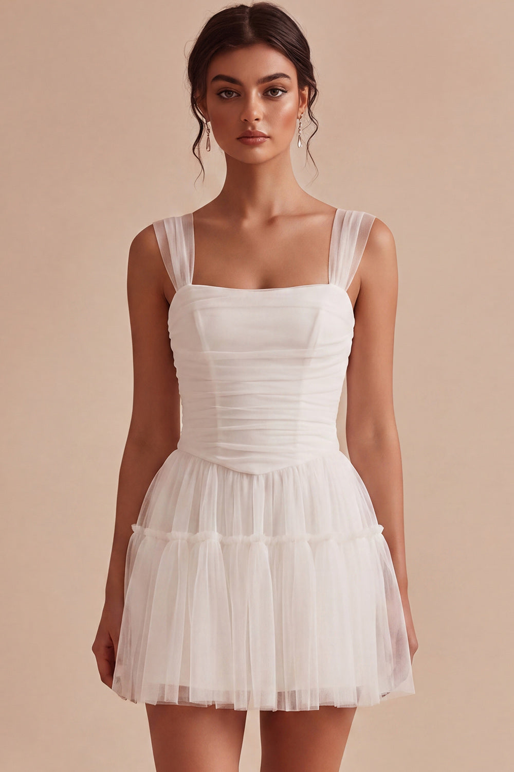 Petite robe courte blanche en tulle à col carré froncé et coupe évasée