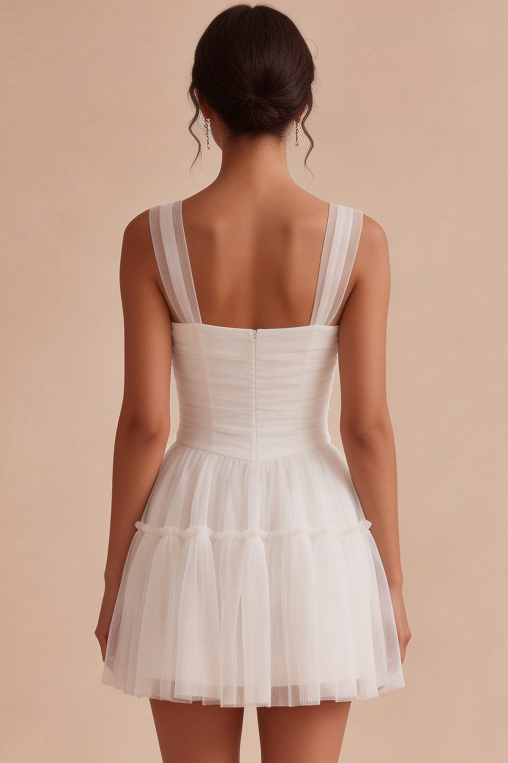 Petite robe courte blanche en tulle à col carré froncé et coupe évasée