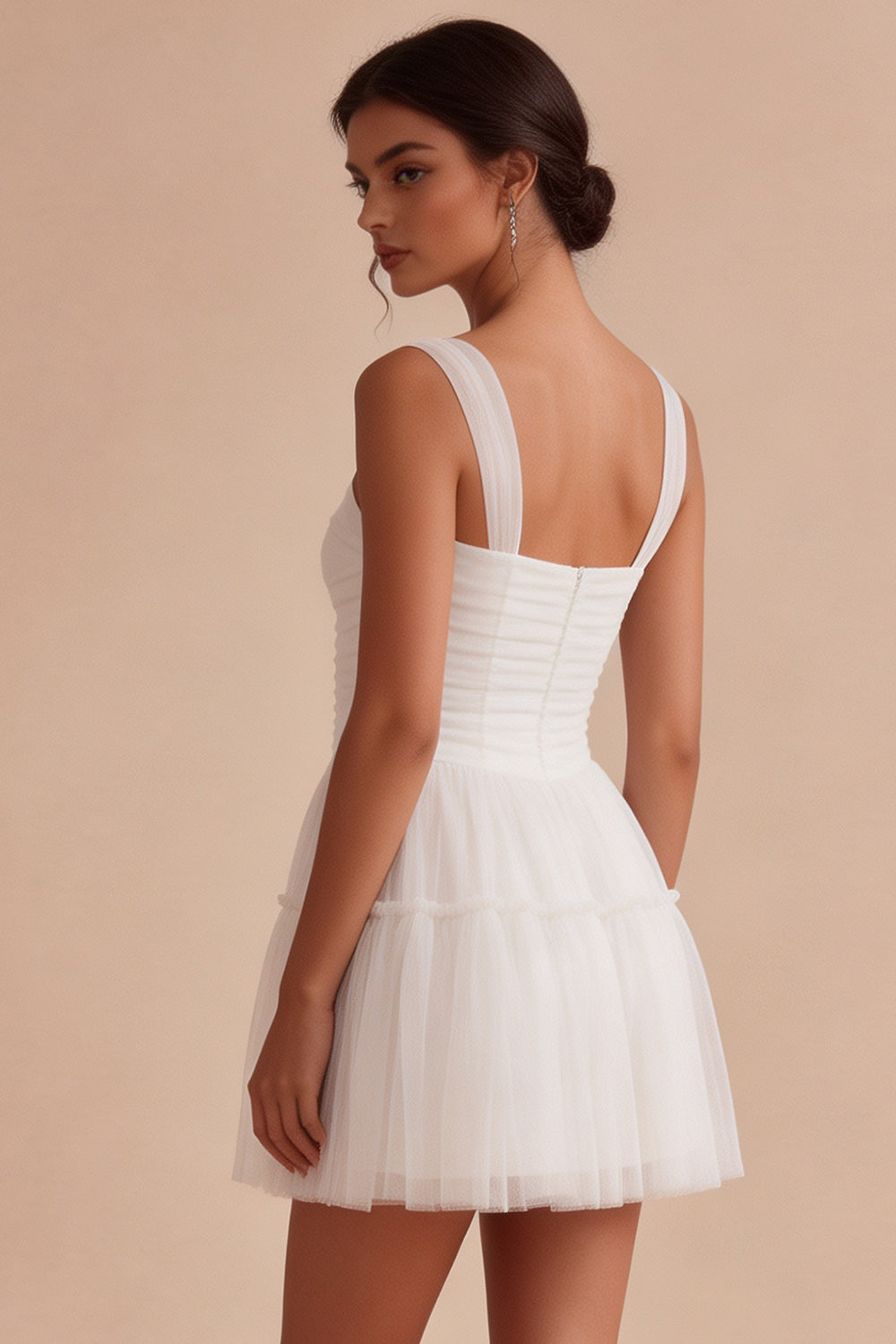 Petite robe courte blanche en tulle à col carré froncé et coupe évasée