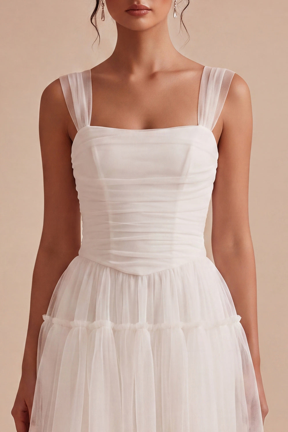 Petite robe courte blanche en tulle à col carré froncé et coupe évasée