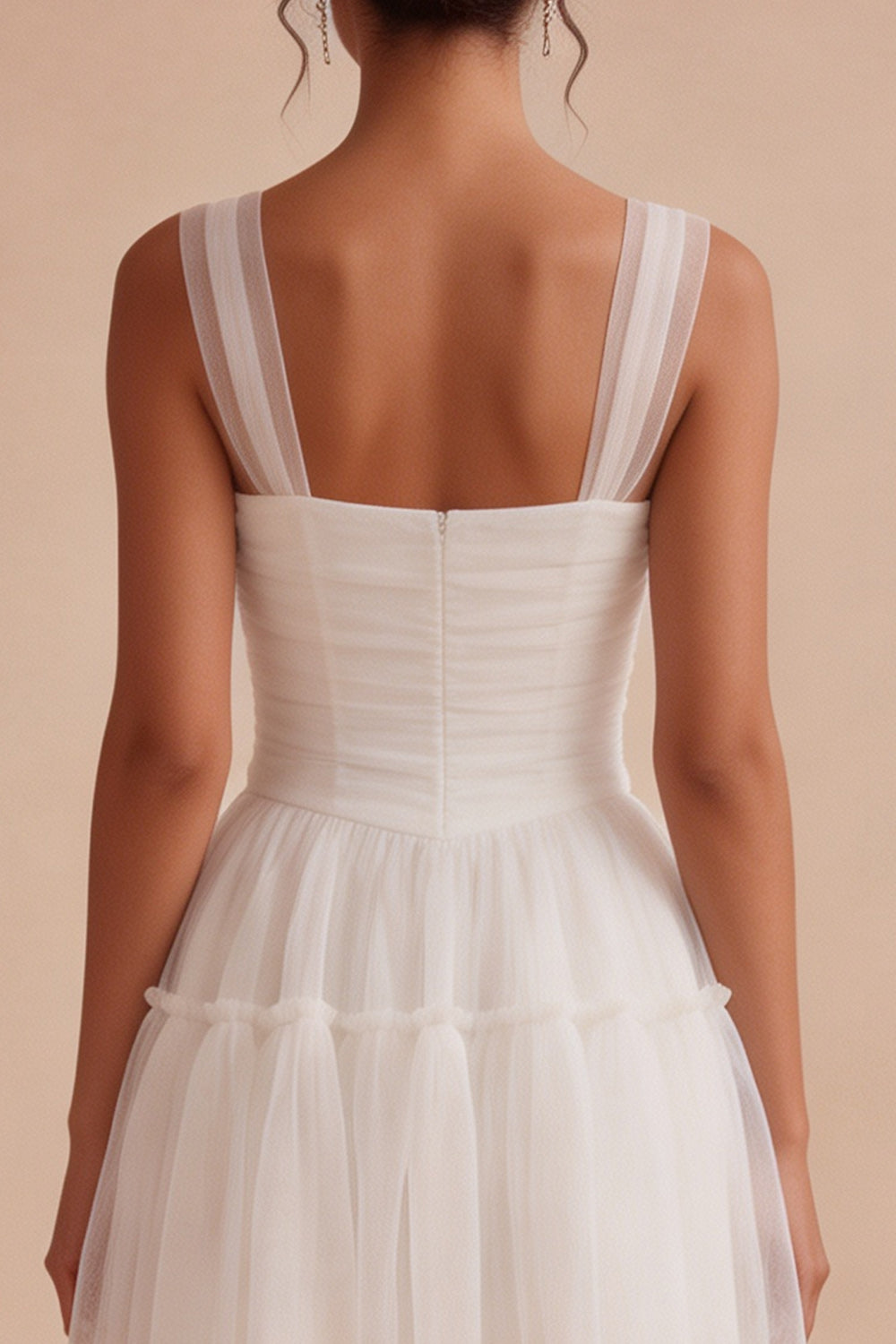 Petite robe courte blanche en tulle à col carré froncé et coupe évasée