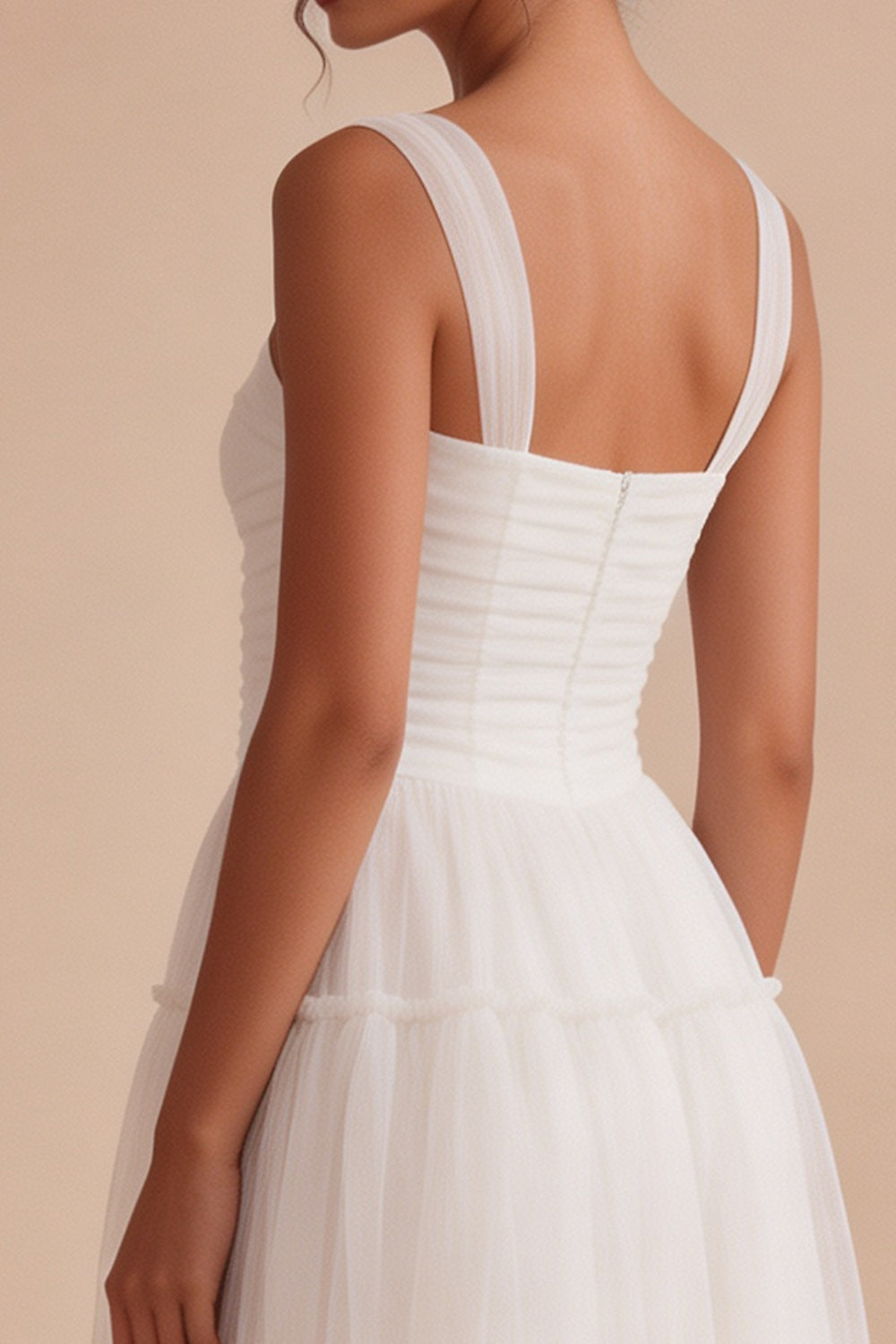 Petite robe courte blanche en tulle à col carré froncé et coupe évasée