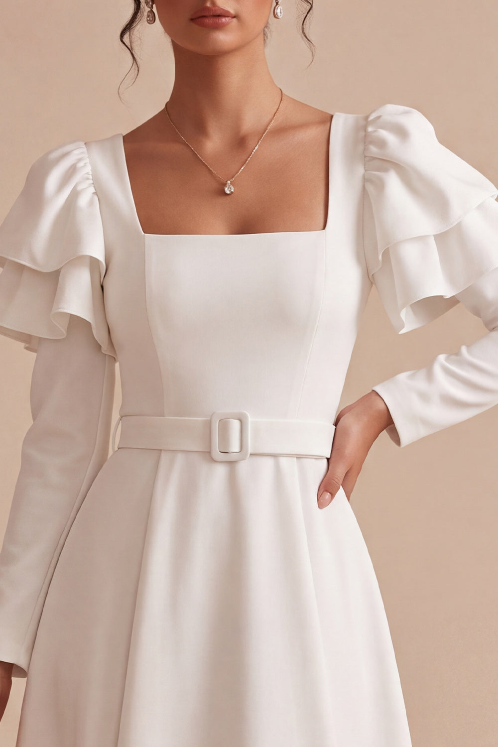 Robe de fiançailles longue blanche trapèze à manches volantées et col carré avec ceinture
