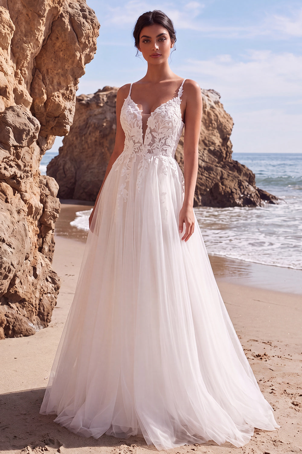 Robe de mariée longue blanche en tulle à fleurs, coupe trapèze, décolleté en V et appliqués