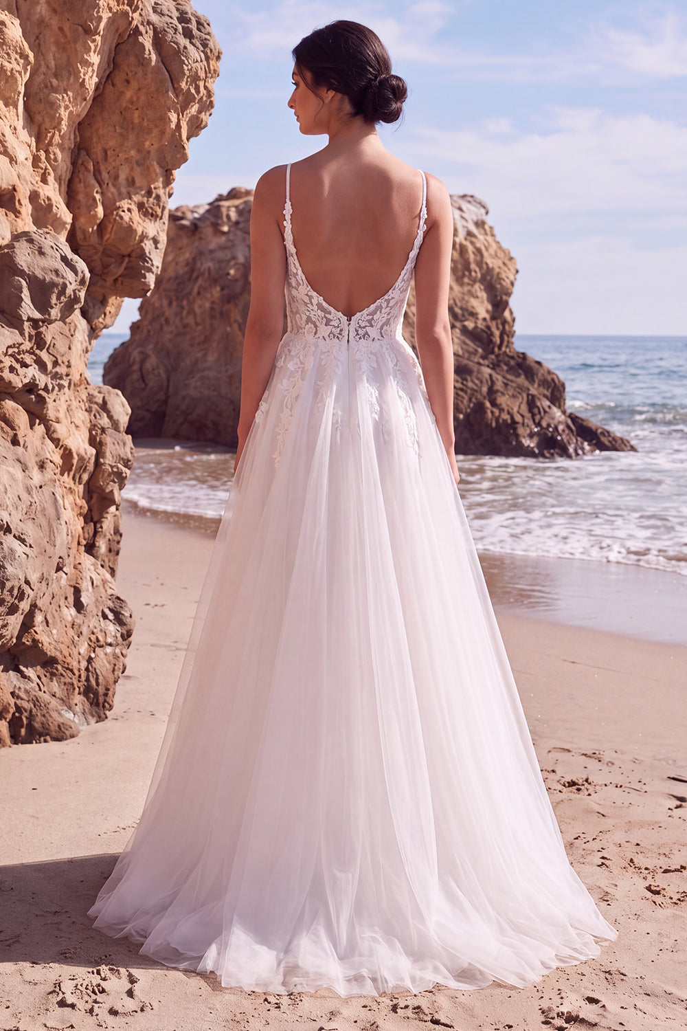 Robe de mariée longue blanche en tulle à fleurs, coupe trapèze, décolleté en V et appliqués