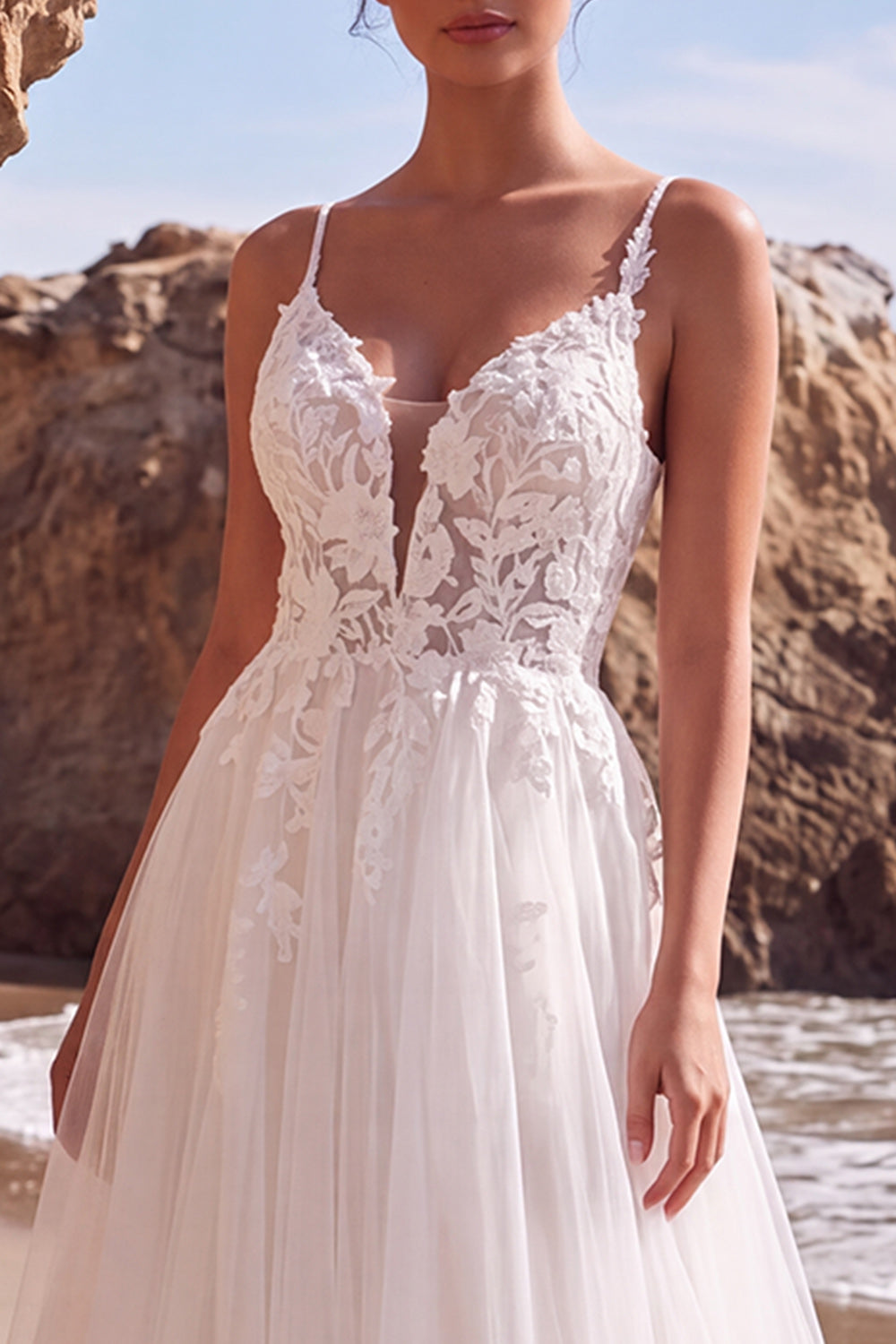 Robe de mariée longue blanche en tulle à fleurs, coupe trapèze, décolleté en V et appliqués