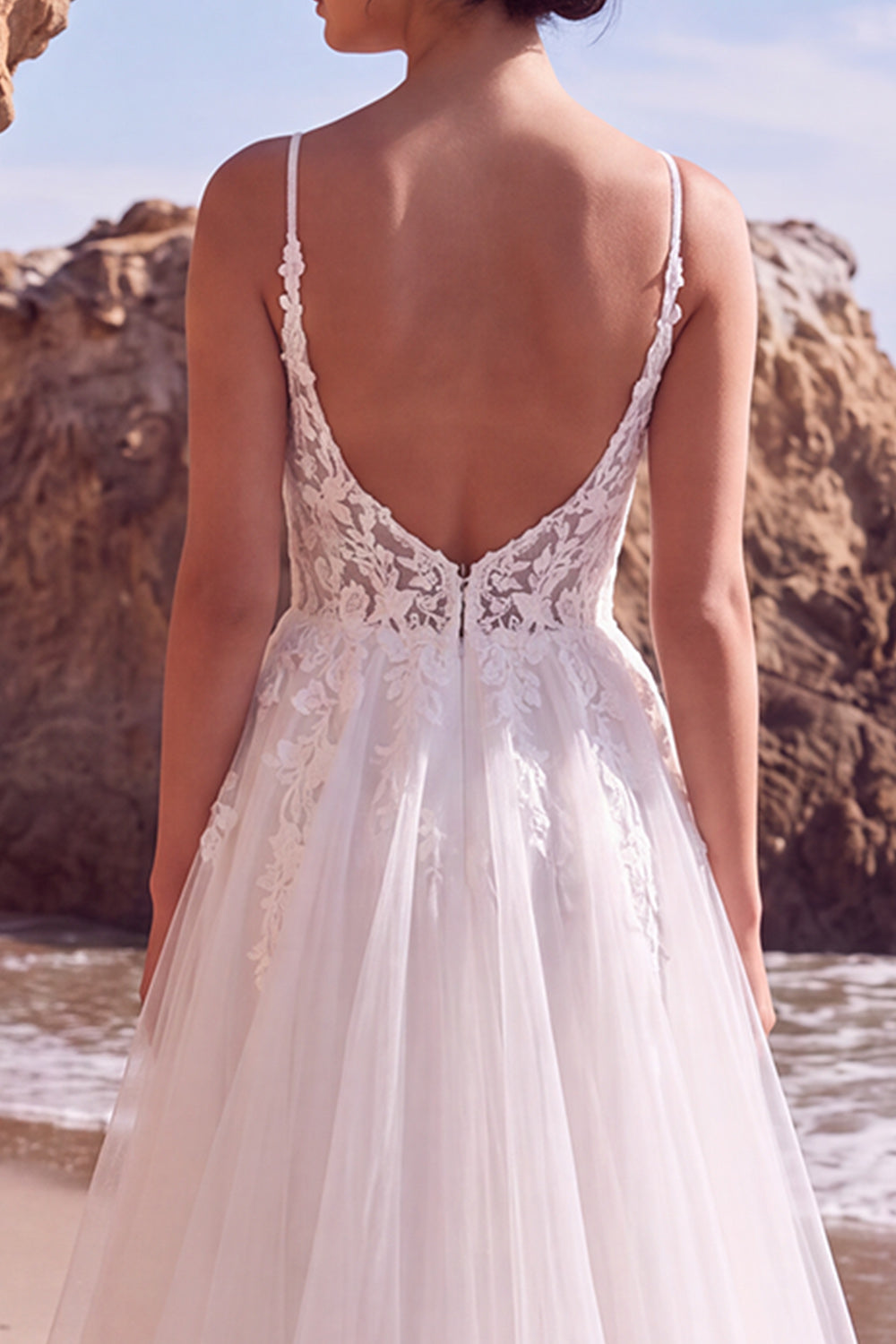 Robe de mariée longue blanche en tulle à fleurs, coupe trapèze, décolleté en V et appliqués