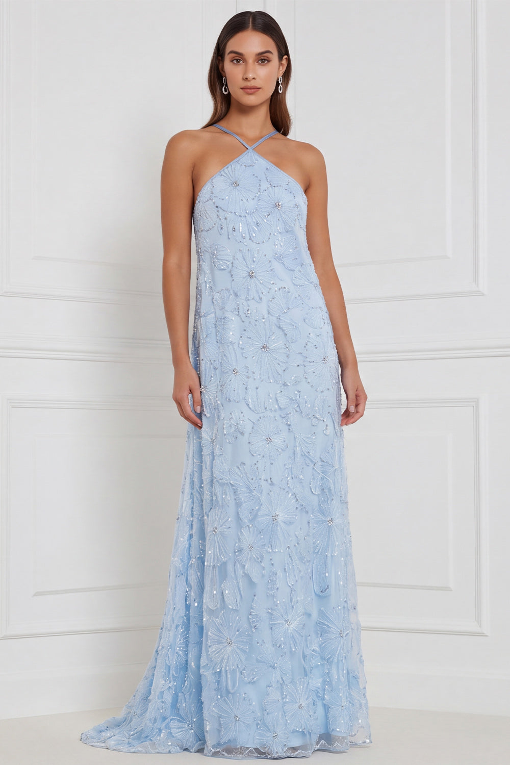 Robe de demoiselle d'honneur longue bleu clair coupe trapèze à col licou ornée de perles et de motifs floraux