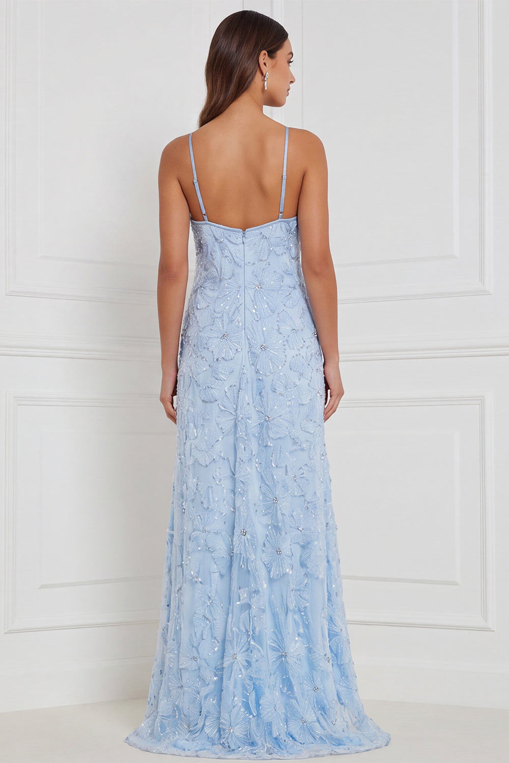 Robe de demoiselle d'honneur longue bleu clair coupe trapèze à col licou ornée de perles et de motifs floraux