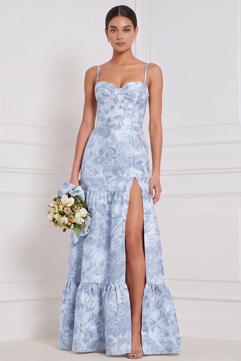 Robe longue de demoiselle d'honneur trapèze bleu clair à encolure en cœur, motif floral et fente
