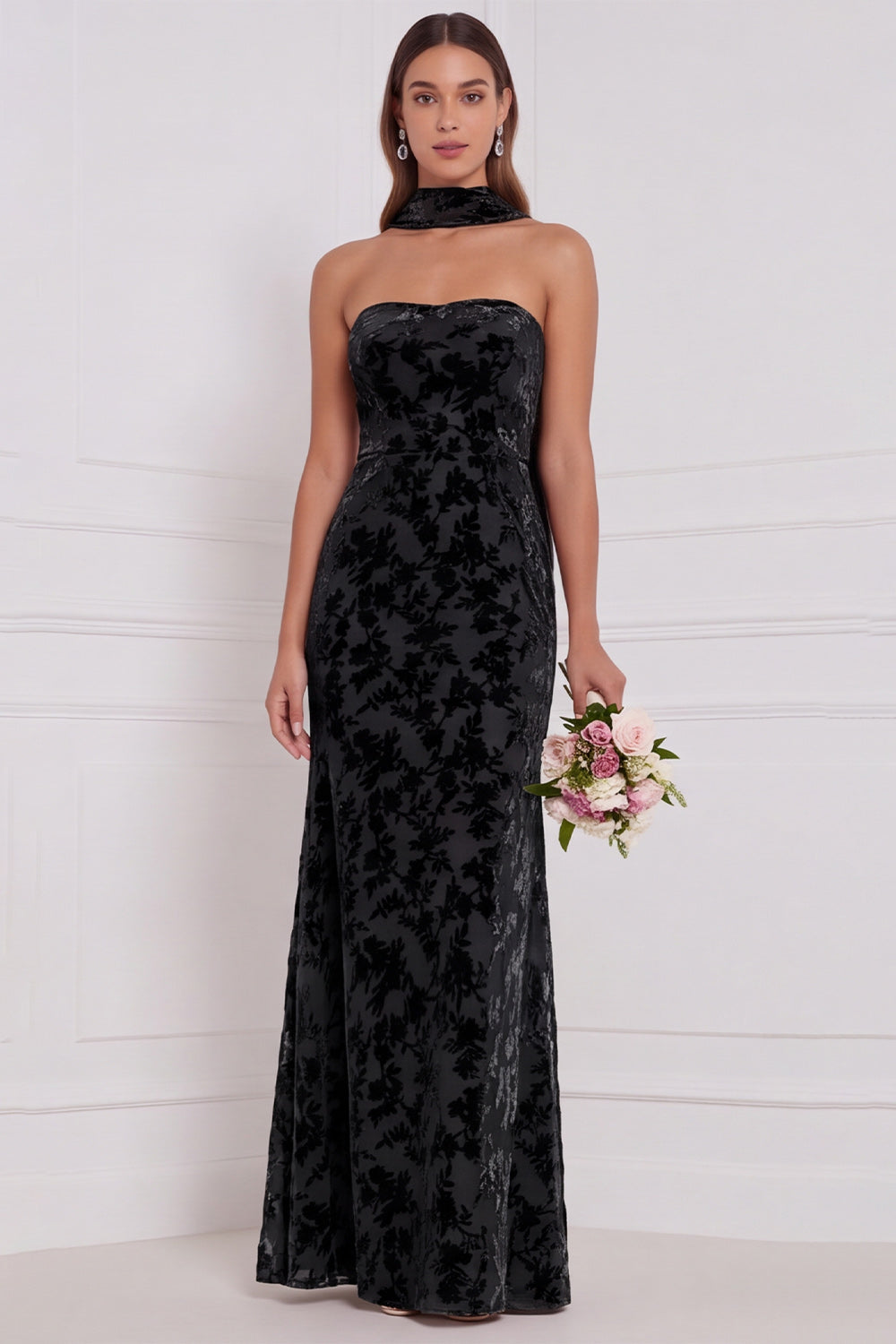 Robe longue fourreau bustier de demoiselle d'honneur en velours brûlé Espresso avec écharpe de cou
