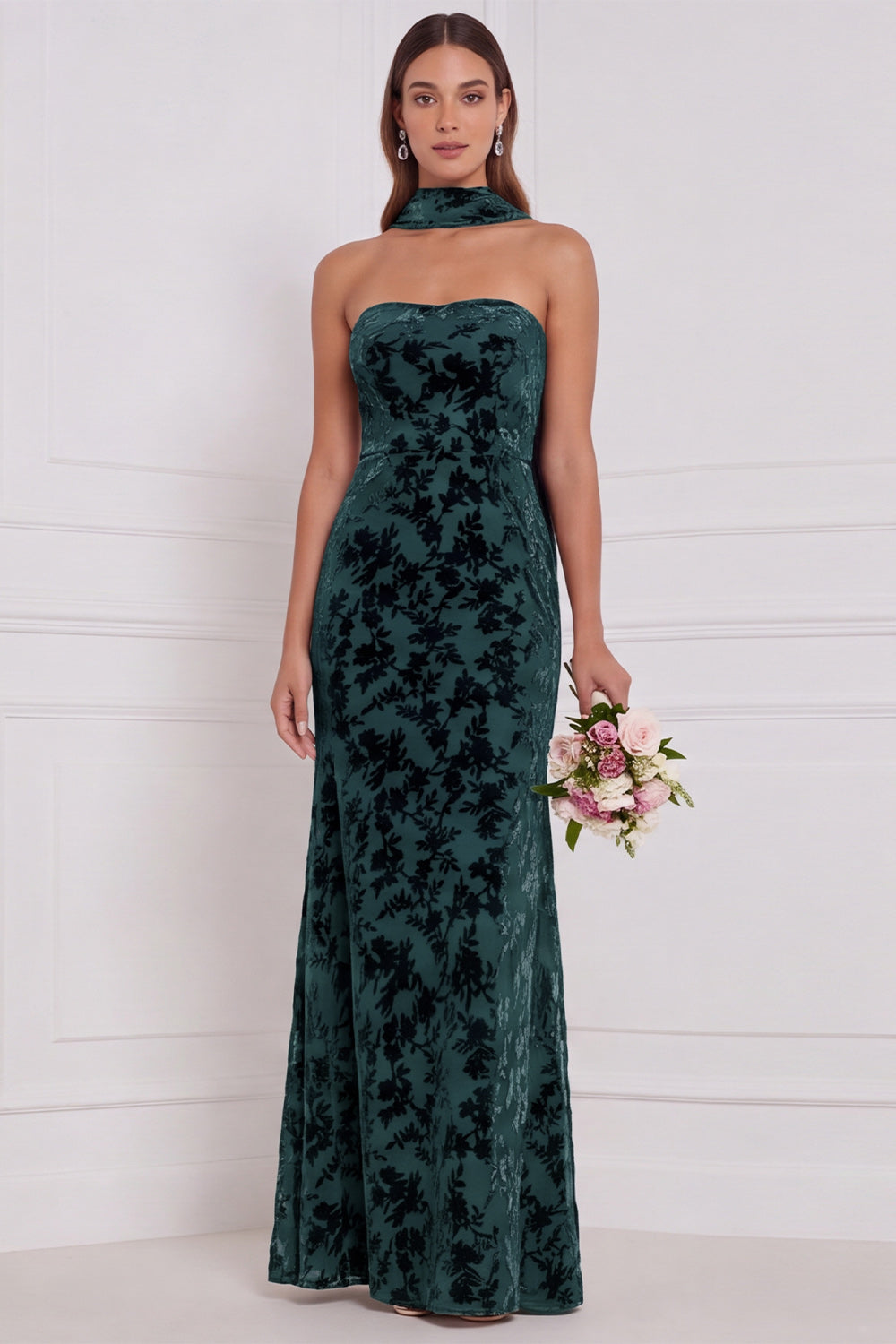 Robe longue fourreau bustier de demoiselle d'honneur en velours brûlé Espresso avec écharpe de cou