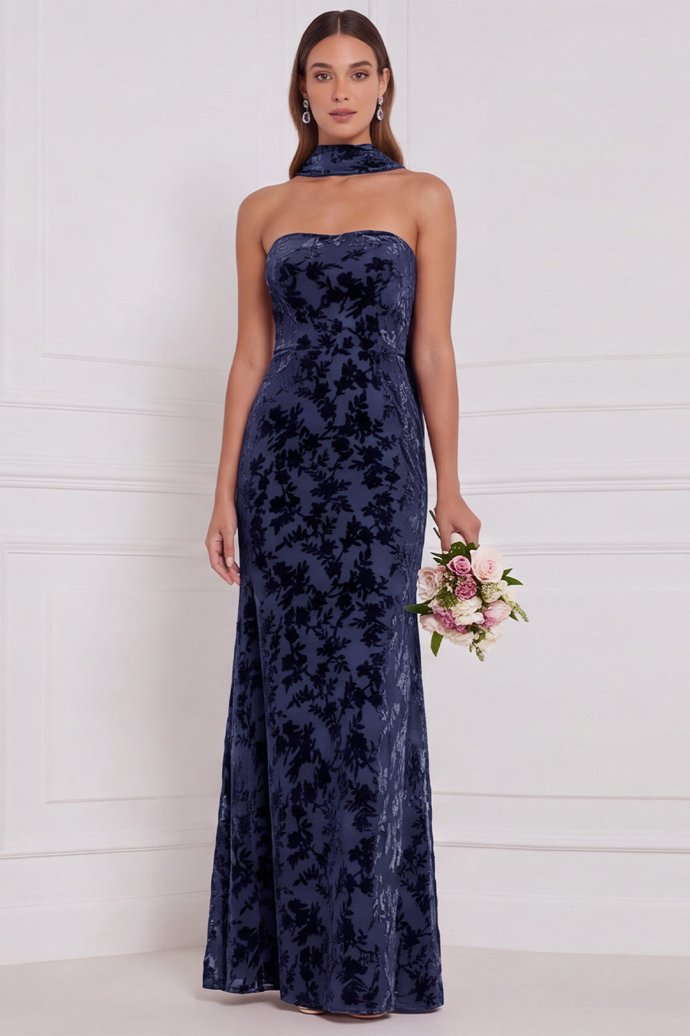 Robe longue fourreau bustier de demoiselle d'honneur en velours brûlé Espresso avec écharpe de cou
