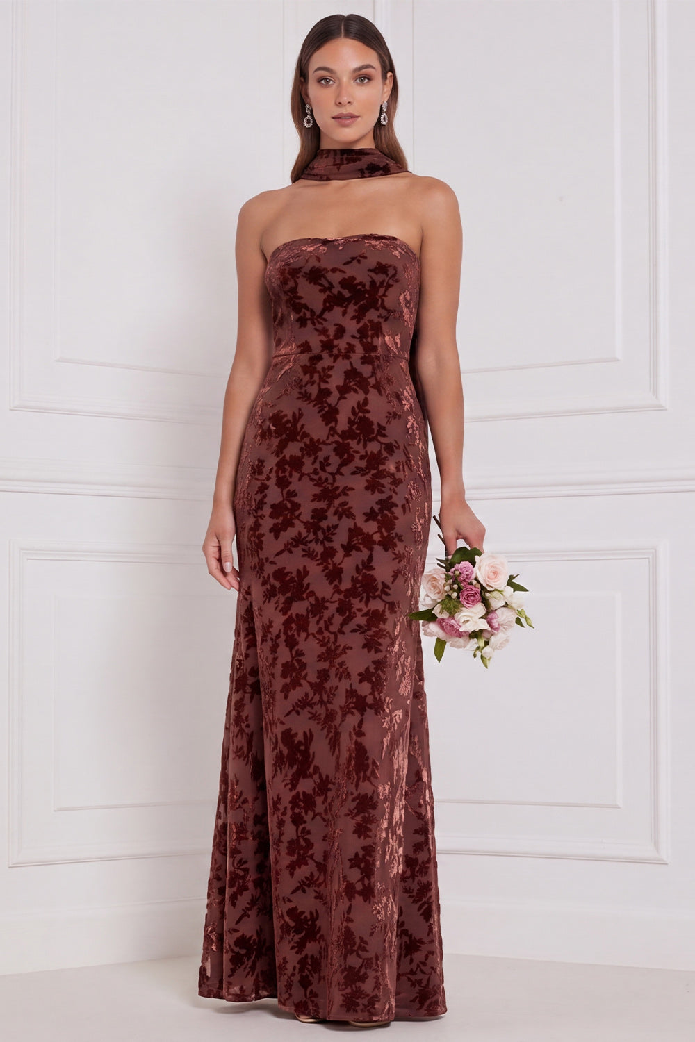 Robe longue fourreau bustier de demoiselle d'honneur en velours brûlé Espresso avec écharpe de cou