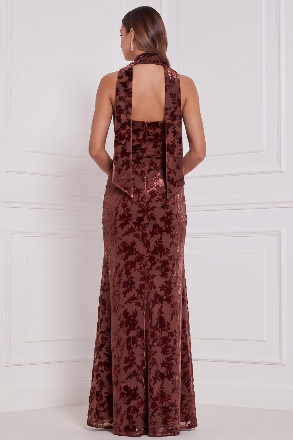 Robe longue fourreau bustier de demoiselle d'honneur en velours brûlé Espresso avec écharpe de cou