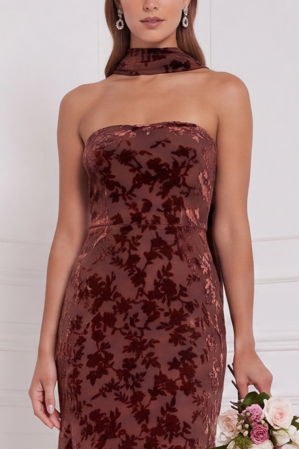 Robe longue fourreau bustier de demoiselle d'honneur en velours brûlé Espresso avec écharpe de cou