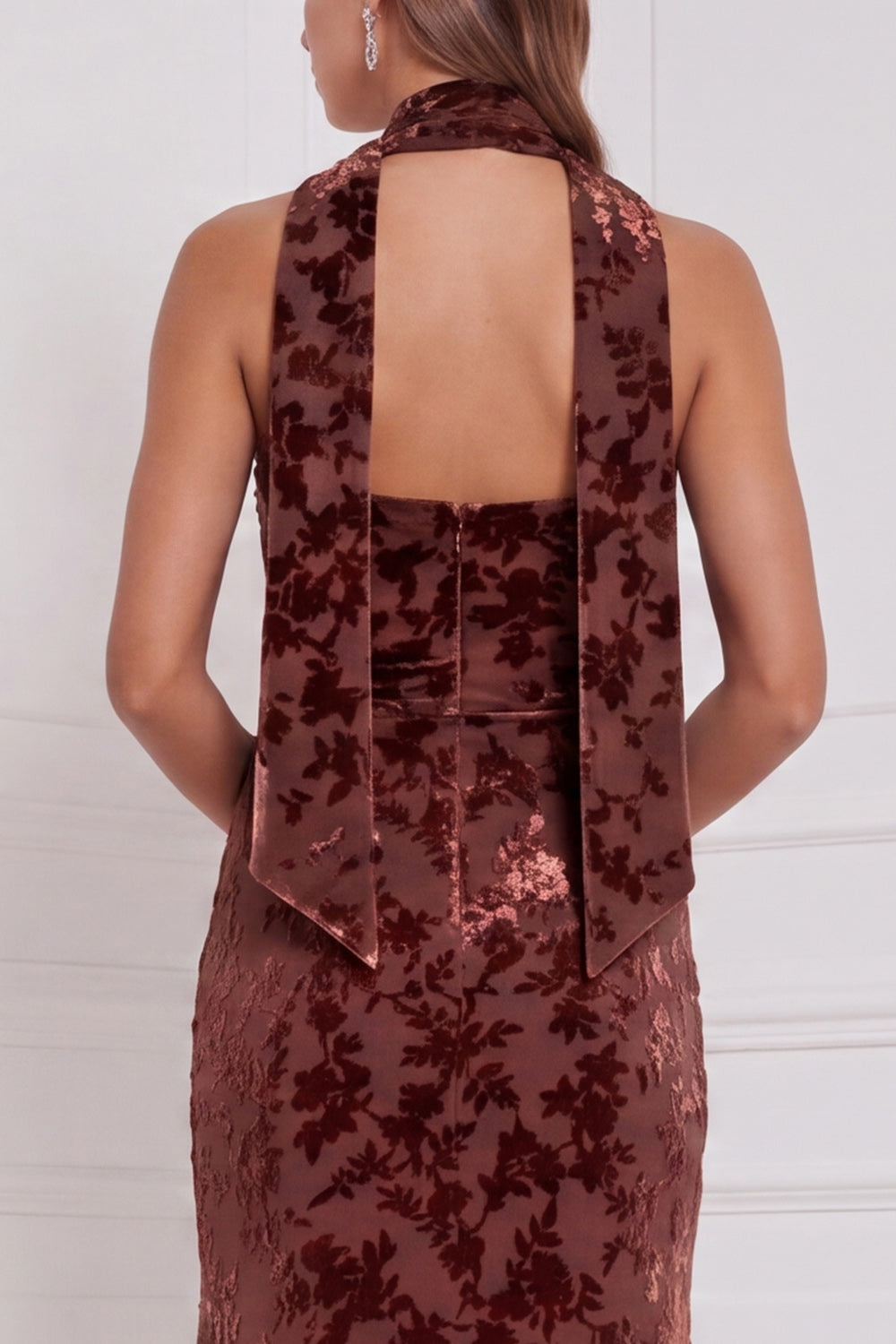 Robe longue fourreau bustier de demoiselle d'honneur en velours brûlé Espresso avec écharpe de cou