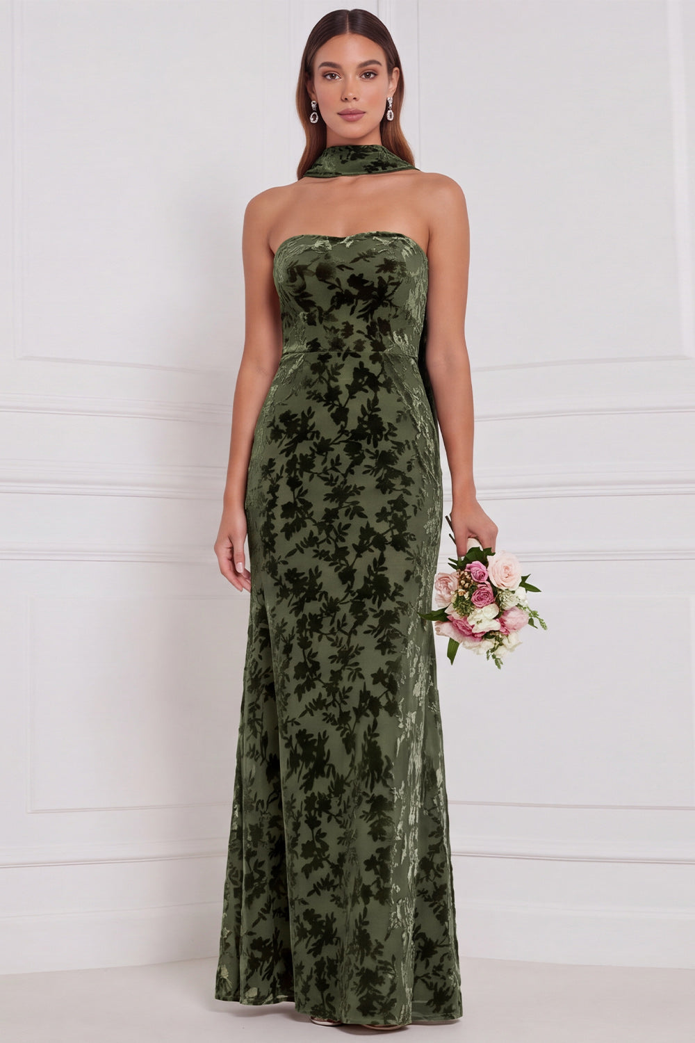 Robe longue fourreau bustier de demoiselle d'honneur en velours brûlé Espresso avec écharpe de cou