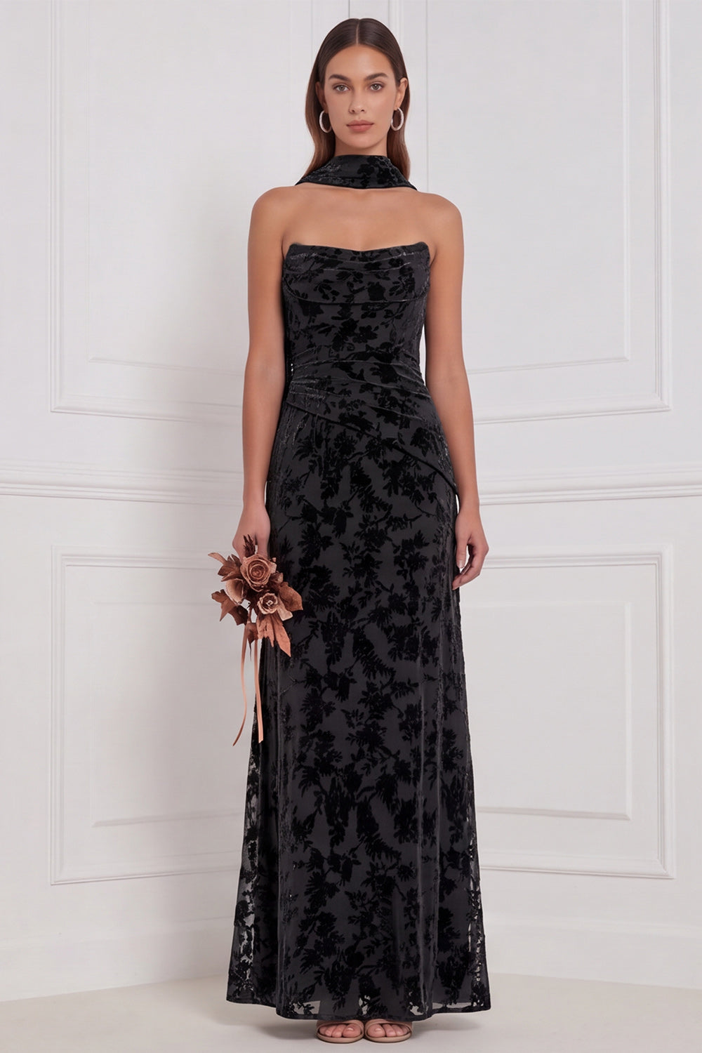Vestido largo de dama de honor de terciopelo quemado, sin tirantes, fruncido, negro, con bufanda para el cuello
