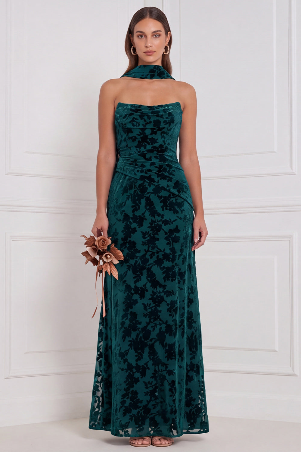 Vestido largo de dama de honor de terciopelo quemado, sin tirantes, fruncido, negro, con bufanda para el cuello