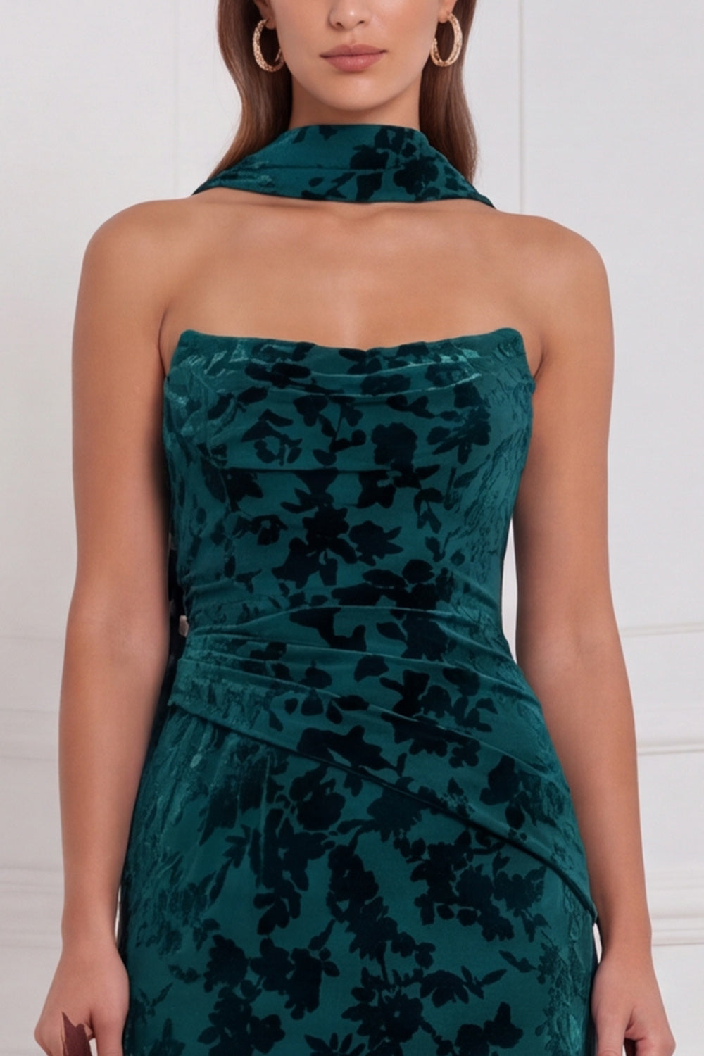 Vestido largo de dama de honor de terciopelo quemado, sin tirantes, fruncido, negro, con bufanda para el cuello