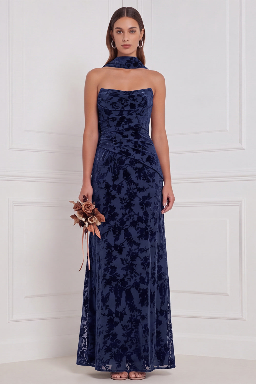 Vestido largo de dama de honor de terciopelo quemado, sin tirantes, fruncido, negro, con bufanda para el cuello