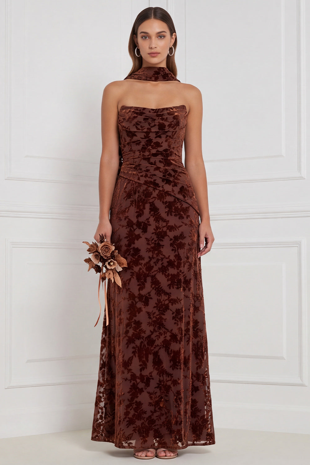 Vestido largo de dama de honor de terciopelo quemado, sin tirantes, fruncido, negro, con bufanda para el cuello