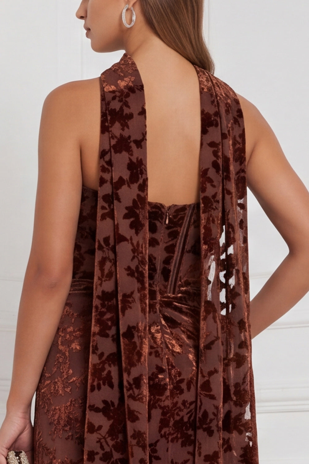 Vestido largo de dama de honor de terciopelo quemado, sin tirantes, fruncido, negro, con bufanda para el cuello